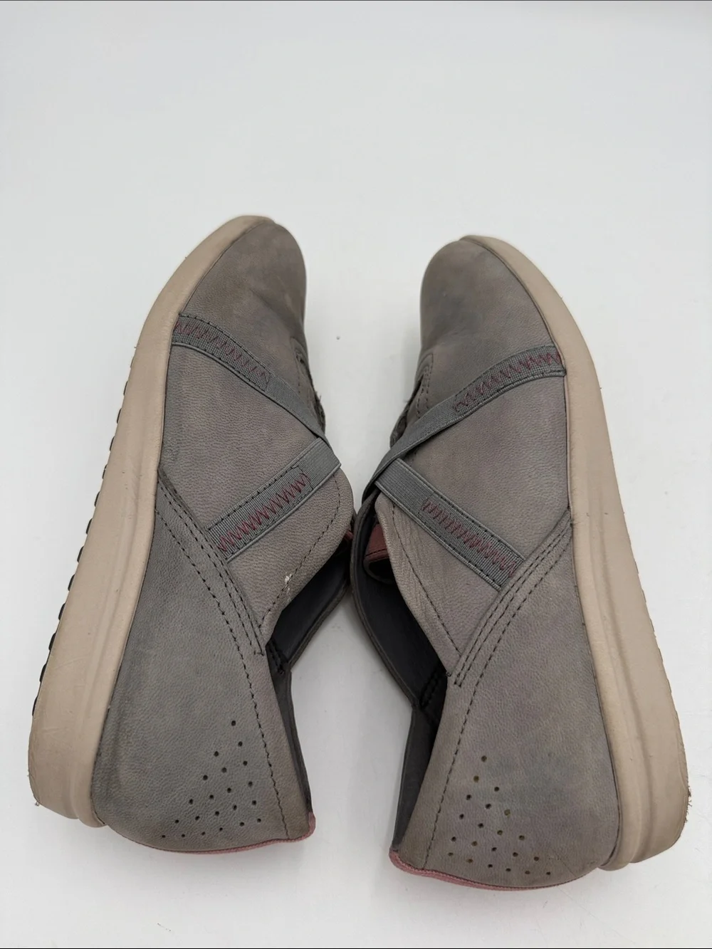 Clarks Gray Slip-On Cross-Strap Flats women 7.5M casual comfort office Y2K